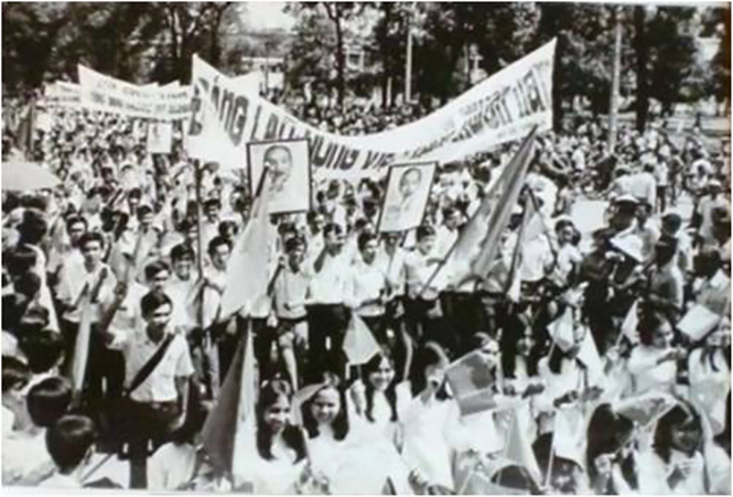 Nhân dân Sài Gòn dự mít tinh mừng miền Nam hoàn toàn giải phóng.  Ảnh: Tư liệu