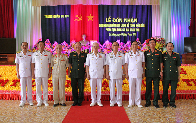 Tướng Mai Xuân Vĩnh tại lễ đón nhận danh hiệu Anh hùng LLVT nhân dân.