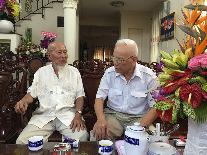 Tướng Vĩnh cùng ông Nguyễn Hữu Cương, Chủ tịch Hội đồng hương Quảng Bình tại thành phố Hồ Chí Minh.