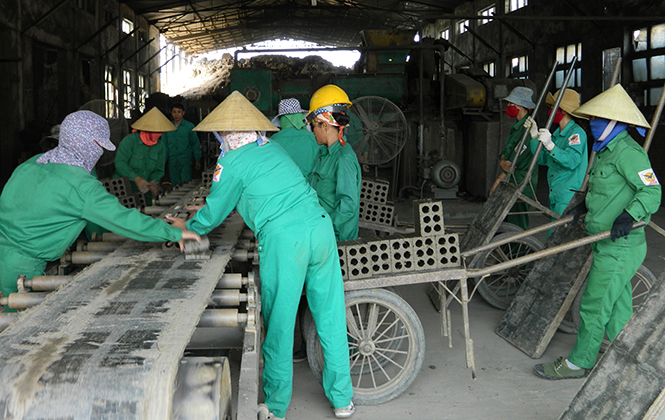 Công nhân, lao động Công ty CP Vật liệu xây dựng 1-5 Quảng Bình thi đua sản xuất chào mừng kỷ niệm ngày 30-4 và 1-5