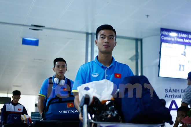  U20 Việt Nam trở về Nội Bài trong mệt mỏi sau chuyến bay dài 30 tiếng. (Ảnh: Minh Chiến/Vietnam+)