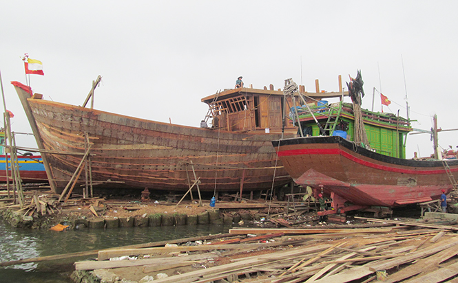 Đội thuyền đánh bắt xa bờ được đóng mới ở thôn Văn Phú (Quảng Văn, TX. Ba Đồn).