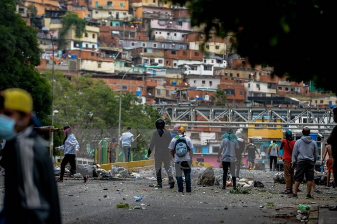Người biểu tình dựng chứng ngại vật, phong tỏa các tuyến phố trong cuộc biểu tình chống Chính phủ ở Caracas ngày 2-5. (Nguồn: AFP/TTXVN)