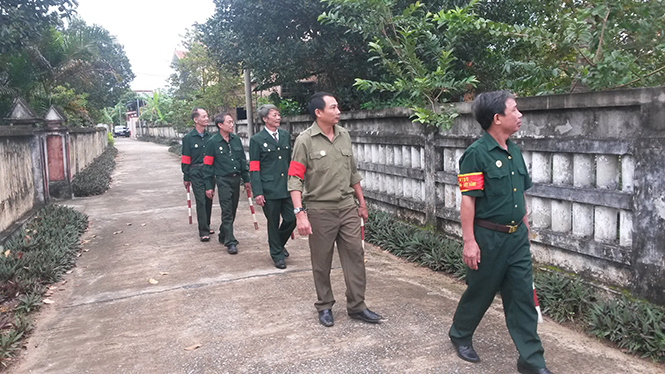 CCB tổ dân phố 4, thị trấn Hoàn Lão (Bố Trạch) tuần tra bảo vệ thôn xóm.