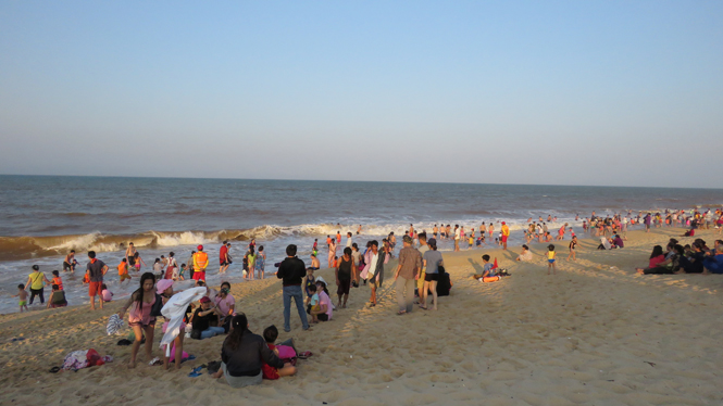 Bãi biển Bảo Ninh... là một trong những điểm hút khách du lịch trong kỳ nghỉ lễ 30-4 và 1-5 năm nay.