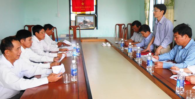 Bí thư Đảng ủy Hoàn Trạch Nguyễn Anh Đông chủ trì một cuộc họp với cấp ủy cơ sở.
