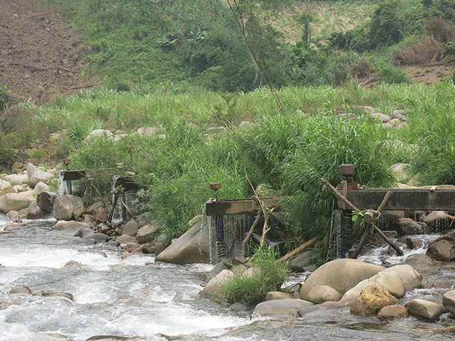 Hệ thống điện chạy bằng nước phục vụ cho cán bộ và nhân dân ở bản Lòm.