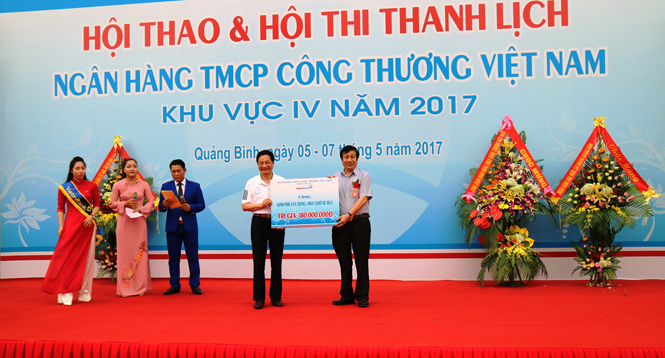 Đồng chí Nguyễn Xuân Quang Đại diện lãnh đạo tỉnh nhận số tiền xây dựng nhà chờ xe bus cảu Công đoàn Vietinbank Việt Nam