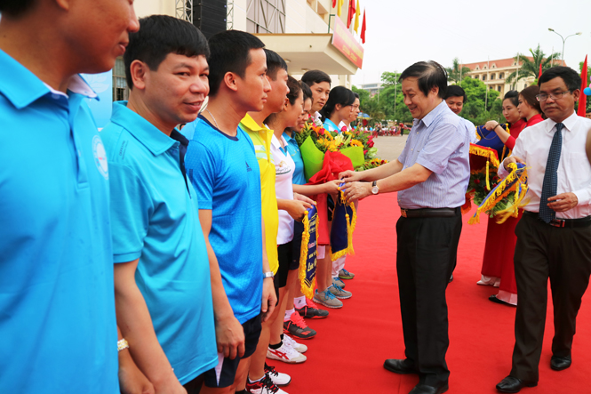 Các vận động viên 16 đơn vị khu vực Bắc Trung Bộ và Duyên hải miền Trung phấn khởi nhận hoa chúc mừng của các lãnh đạo tỉnh Quảng Bình
