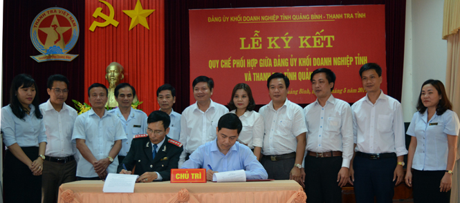 Đại diện lãnh đạo Đảng ủy Khối Doanh nghiệp và Thanh tra tỉnh ký kết quy chế phối hợp thực hiện nhiệm vụ. 