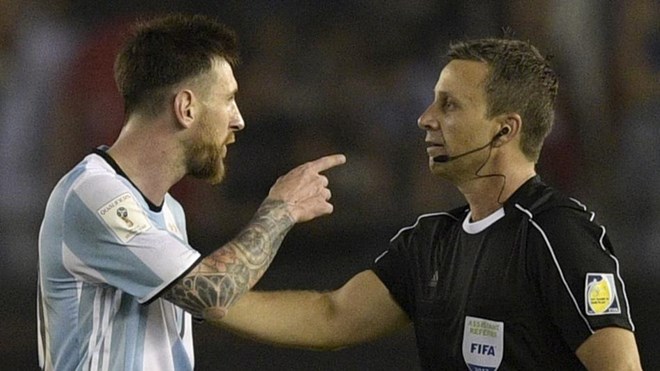 Messi được cho là đã có những lời lẽ xúc phạm vị trợ lý trọng tài Emerson Augusto . (Nguồn: AFP)