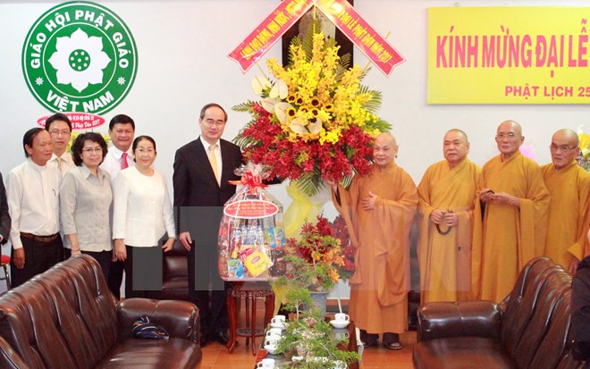 Chủ tịch Mặt trận Tổ quốc Việt Nam Nguyễn Thiện Nhân thăm và chúc mừng các Chư tôn đức giáo phẩm tại Văn phòng 2 Trung ương Giáo hội Phật giáo Việt Nam. (Ảnh: Thế Anh/TTXVN)