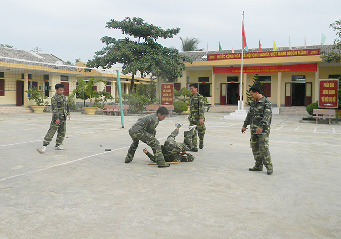 Cán bộ, chiến sỹ Bộ đội Biên phòng tỉnh huấn luyện võ thuật.