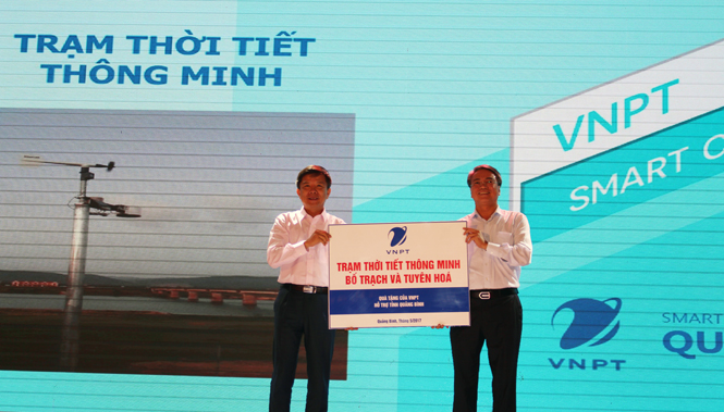 Đồng chí Nguyễn Hữu Hoài, Phó Bí thư Tỉnh ủy, Chủ tịch UBND tỉnh đại diện tỉnh Quảng Bình nhận tượng trưng công trình trạm thời tiết thông minh do Tập đoàn VNPT trao tặng.