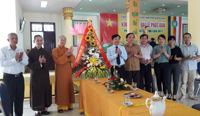 Các đồng chí đại diện lãnh đạo TP. Đồng Hới chúc mừng Giáo hội Phật giáo tỉnh nhân dịp Đại lễ Phật đản 2017.