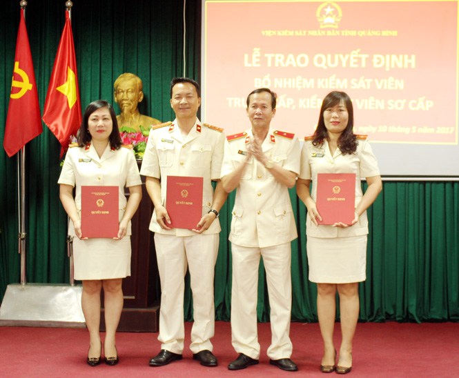 Thừa ủy quyền của Viện Trưởng VKSND Tối cao, đồng chí Nguyễn Xuân Sanh, Viện Trưởng VKSND tỉnh trao quyết định bổ nhiệm chức danh KSV Trung cấp (nhiệm kỳ 2017-2027) cho 3 Phó Viện trưởng VKSND cấp huyện.