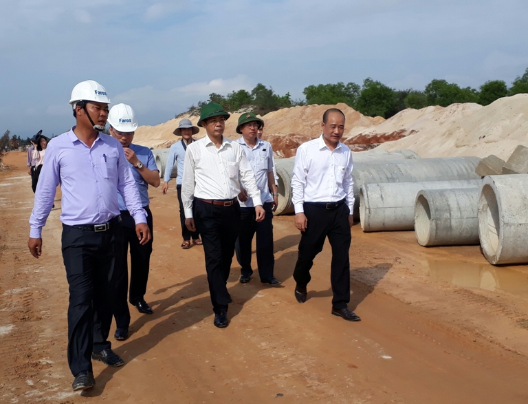 Đồng chí Phó Bí thư Thường trực Tỉnh uỷ Trần Công Thuật kiểm tra tiến độ thi công tuyến đường nối Gia Ninh và Hải Ninh