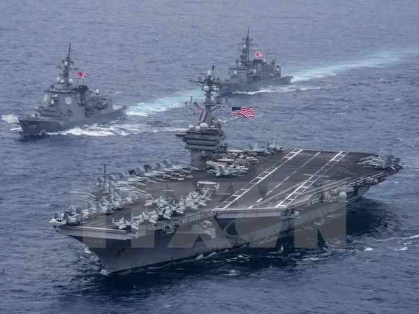 Tàu sân bay Carl Vinson của Mỹ cùng với tàu khu trục của Nhật Bản tại Biển Philippines ngày 26/4. Ảnh minh họa. (Nguồn: EPA/TTXVN)