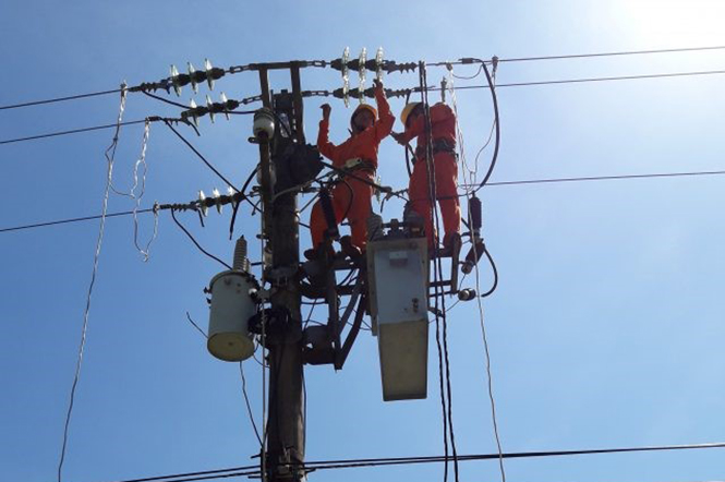 Công nhân Công ty ĐLQB sửa chữa lưới điện, bảo đảm cấp điện an toàn trong mùa nắng nóng.