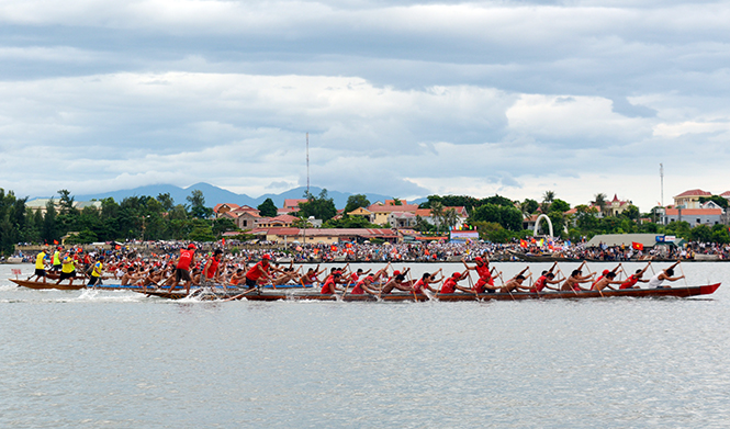 Lễ hội đua thuyền truyền thống huyện Quảng Ninh diễn ra vào dịp 2-9 hàng năm.