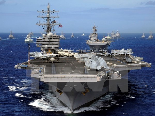 Tàu sân bay USS Ronald Reagan hoạt động trên biển. (Nguồn: EPA/TTXVN)