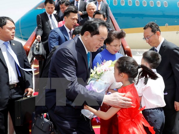Thiếu nhi thủ đô Bắc Kinh chào đón Chủ tịch nước Trần Đại Quang và Phu nhân tại Sân bay Quốc tế Bắc Kinh. (Ảnh: Nhan Sáng/TTXVN)