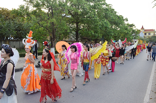 Lễ hội diễu hành đường phố được đầu tư dàn dựng công phu và quy mô.
