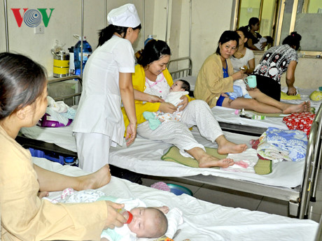  Số giường bệnh, bệnh nhân tăng lên rất nhiều tại khoa nhi, bệnh viện đa khoa tỉnh Quảng Ninh ngay từ đầu hè.