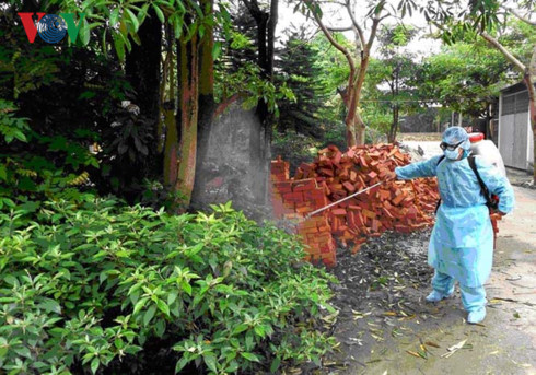  Cán bộ Trung tâm Y tế dự phòng tỉnh Quảng Ninh phun hóa chất diệt muỗi phòng bệnh tại các khu dân cư (Ảnh minh họa).