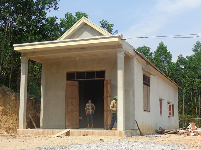 Sau khi ngôi nhà cũ bị cơn lũ năm 2016 cuốn trôi, gia đình anh Nguyễn Văn Quảng (thôn Lạc Hóa) đã dựng lại ngôi nhà mới nhờ sự hỗ trợ tích cực của chính quyền và người dân.