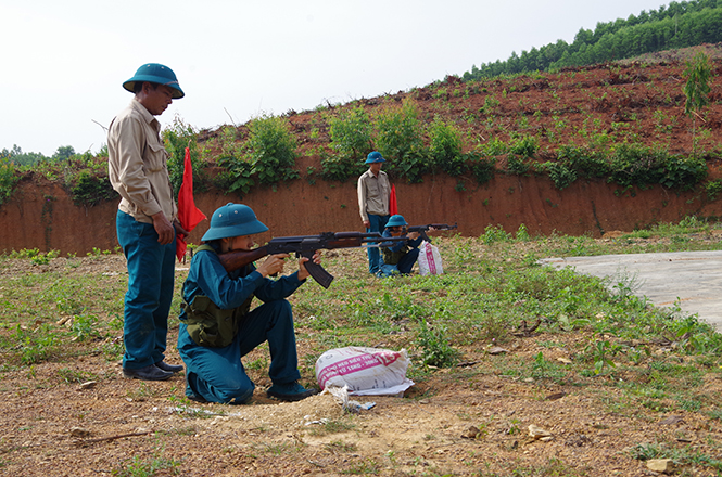 Thực hành động tác quỳ bắn.