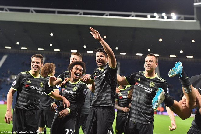 Chelsea vô địch Premier League sớm 2 vòng đấu. (Nguồn: Daily Mail)