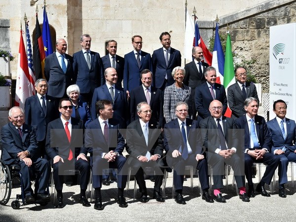 Các đại biểu chụp ảnh chung tại Hội nghị Bộ trưởng Tài chính và các Thống đốc Ngân hàng Trung ương G7 ở Bari ngày 13-5. (Nguồn: AFP/TTXVN)