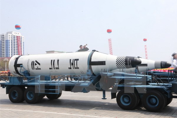 Một loại tên lửa được phóng từ tàu ngầm của Triều Tiên trong lễ diễu binh diễu hành nhân kỷ niệm 105 năm ngày sinh cố Chủ tịch Kim Nhật Thành ở thủ đô Bình Nhưỡng ngày 15-4. (Nguồn: THX/TTXVN)