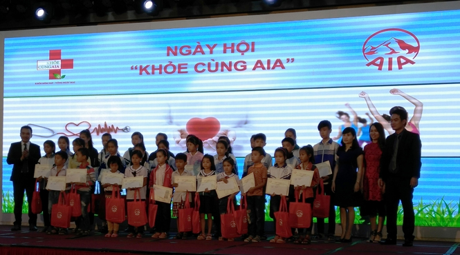 AIA Việt Nam trao học bổng cho trẻ em nghèo Quảng Bình
