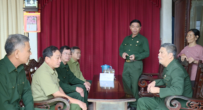  Lãnh đạo Hội CCB thị xã Ba Đồn thăm hỏi, động viên tinh thần hội viên CCB.