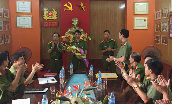 Đại tá Nguyễn Văn Hiệu, Phó Giám đốc Công an tỉnh tặng hoa chúc mừng lực lượng phá án.