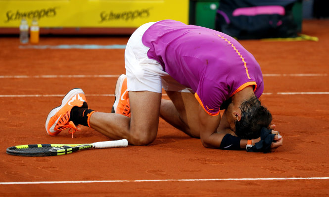 Nadal đổ gục xuống sân sau khi giành chiến thắng trước Thiem. Ảnh: REUTERS
