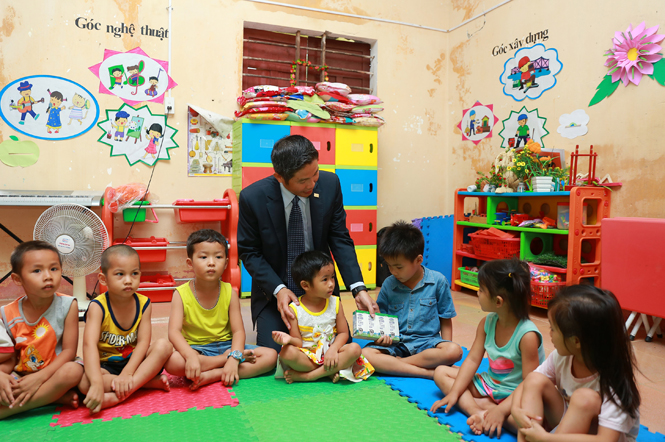 Đại diện Chubb Life Việt Nam đến thăm và tặng quà cho các em nhỏ tại trường Mầm non DuyNinh.