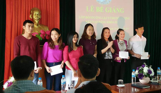 Trao giấy chứng nhận học lớp cảm tình Đảng cho quần chúng ưu tú ở huyện Minh Hóa.