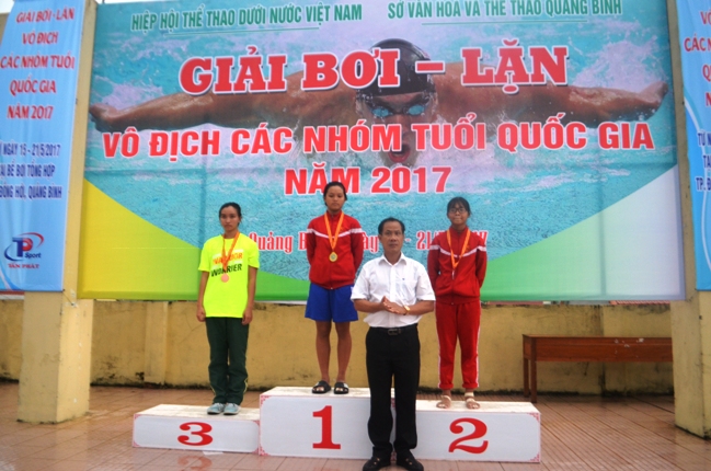Ông Lê Văn Xuân, Phó Giám đốc Sở Văn hóa và Thể thao, Trưởng BTC giải trao huy chương cho các VĐV xuất sắc