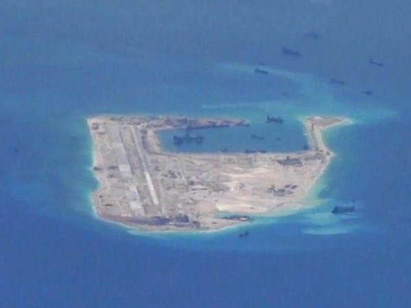 Các tàu nạo vét của Trung Quốc ở quần đảo Trường Sa. (Nguồn: Reuters/U.S.Navy)