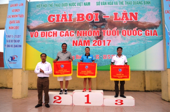 BTC trao giải toàn đoàn cho các đội tuyển lặn: thành phố Hồ Chí Minh, Đà Nẵng và Trung tâm TDTT Quốc phòng 5