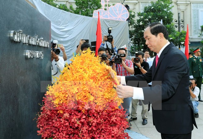 Chủ tịch nước Trần Đại Quang dâng hoa tưởng niệm Chủ tịch Hồ Chí Minh tại Công viên Tượng đài Chủ tịch Hồ Chí Minh. (Ảnh: Nhan Sáng/TTXVN)