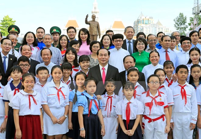 Chủ tịch nước Trần Đại Quang với các cháu thiếu nhi tại Công viên Tượng đài Chủ tịch Hồ Chí Minh. (Ảnh: Nhan Sáng/TTXVN)