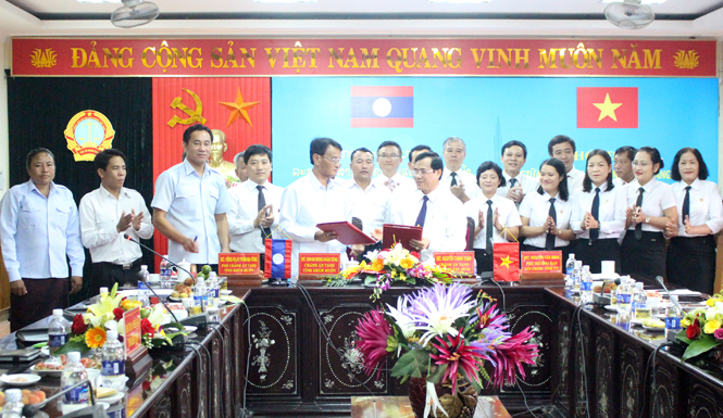 Lãnh đạo TAND hai tỉnh Quảng Bình, Khăm Muộn tiến hành ký kết biên bản ghi nhớ tăng cường mối quan hệ hợp tác.