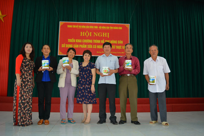 Đại diện Công ty cổ phần Rồng Vàng - Global milk Việt Nam tặng sữa cho bà con nông dân