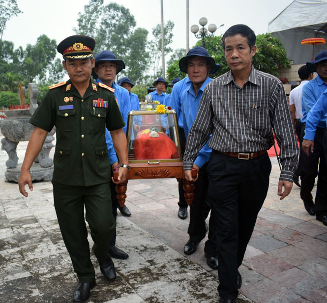 Lãnh đạo hai tỉnh Quảng Bình và Khăm Muộn tiễn đưa các liệt sỹ.