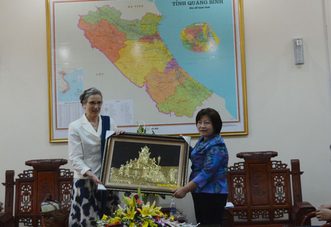 Đồng chí Nguyễn Thị Thanh Hương tặng quà lưu niệm cho bà Đại sứ Đặc mệnh toàn quyền Vương quốc Hà Lan tại Việt Nam - Nienke Trooster