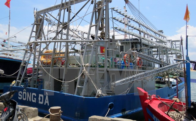 Tàu vỏ thép công suất hơn 800 mã lực được đóng mới theo Nghị định 67 bị sự cố trong cả 2 chuyến đi biển đang neo đậu tại cảng cá Phú Lạc, Phú Yên. (Ảnh: Thế Lập/TTXVN)